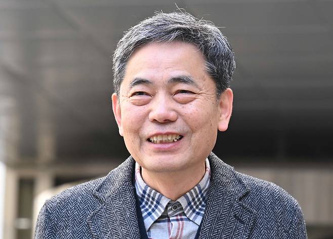 국민의힘 곽상도 전 의원이 6일 서울 서초구 서울중앙지방법원에서 열린 1심 선고를 마친 뒤 입장을 밝히며 미소를 짓고 있다. 연합뉴스