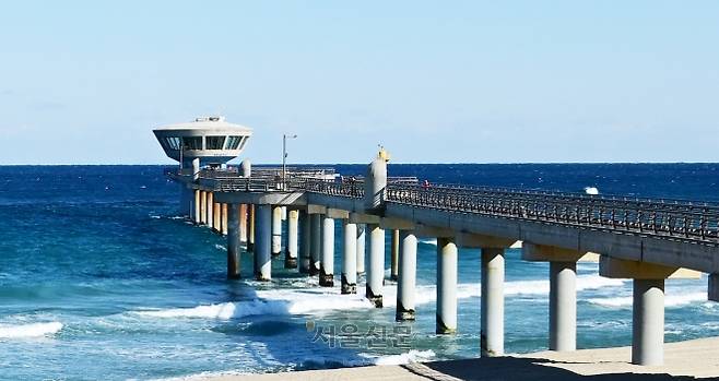 실제 바닷속을 엿볼 수 있는 해중전망대. 강풍 등 궂은 날씨엔 폐쇄된다.