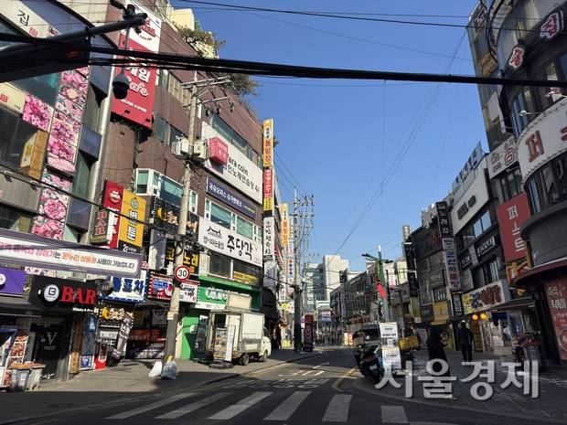 3일 오후 서울 강북구 수유동 인근 먹자골목이 한산한 모습. 6일(현지시간) ‘2026 밀라노·코르티나 동계올림픽‘ 개막을 앞두고 있지만 상권 일대에서는 올림픽 특수 기대감을 찾아보기 어려운 모습이었다. 신지민 견습기자