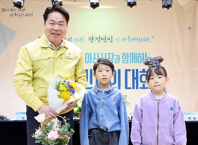 지난 2월2일 탕정면 행정복지센터에서 '2026 시민과의 대화'를 마치고 시민과 기념촬영을 하고 있다. ⓒ아산시 제공