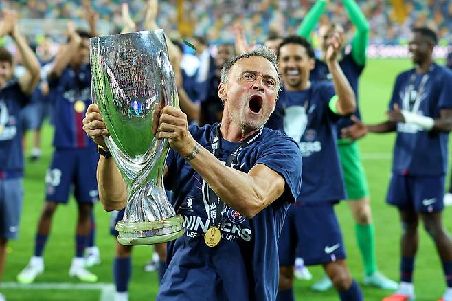 루이스 엔리케 PSG 감독이 지난해 8월 UEFA 슈퍼컵 우승을 달성한 뒤 트로피를 들고 기뻐하고 있다. Getty Images코리아