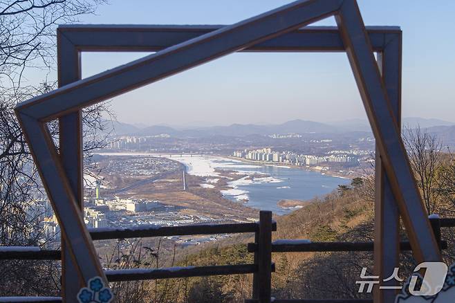 눈 덮인 한강을 만나는 산, 하남 검단산.(경기관광공사 제공. 재판매 및 DB금지)/뉴스1