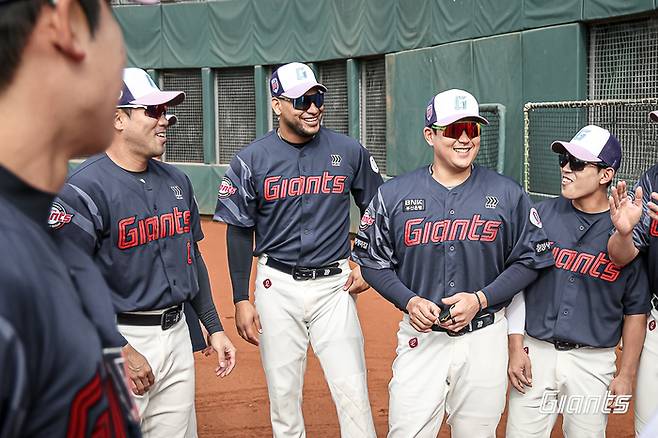 레이예스가 선수들과 웃어 보이고 있다. 사진 | 롯데 자이언츠