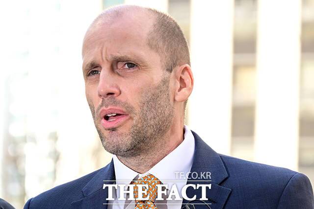 국회 청문회에서 위증한 혐의를 받는 해롤드 로저스 쿠팡 임시대표가 6일 서울 마포구 서울경찰청 광역수사단 청사로 출석하며 입장을 말하고 있다. /남윤호 기자