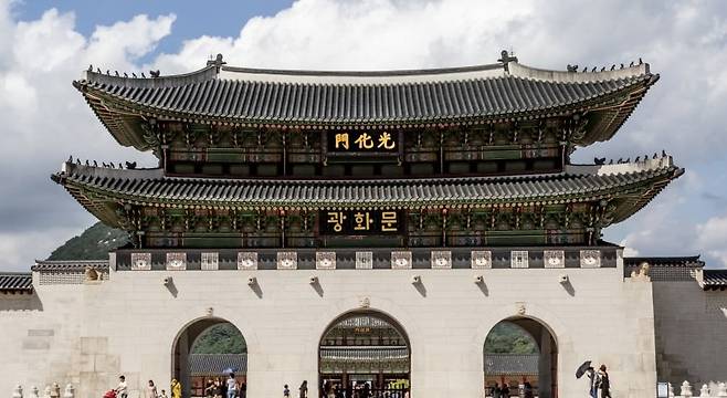광화문 한문 현판 아래 한글 현판을 추가 설치한 모습을 상상해 만든 가상 이미지. /광화문 훈민정음체 현판 설치 국민 모임