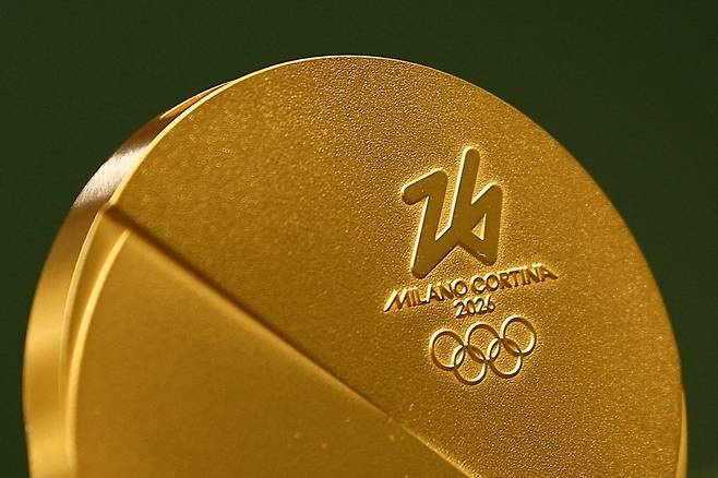 2026년 밀라노-코르티나 동계 올림픽 금메달 샘플 / 로이터=연합