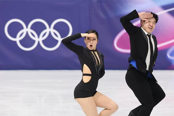 임해나(왼쪽)-권예 조가 6일 열린 2026 밀라노-코르티나담페초 겨울올림픽 피겨 팀 이벤트(단체전) 아이스댄스 리듬댄스에서 연기를 펼치고 있다. 밀라노=뉴스1