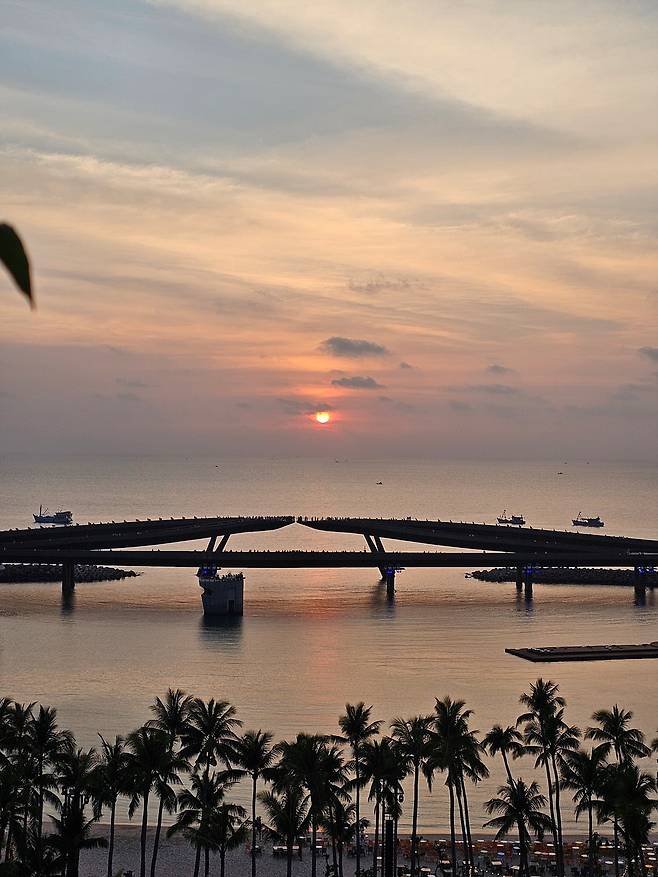 호텔 테라스로 보이는 베트남 푸꾸옥의 명소, 키스 브리지 (사진=정상미)