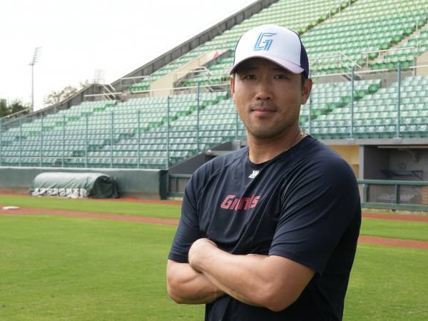 대만 타이난시에 꾸려진 롯데 자이언츠 스프링캠프에서 전준우가 취재진을 보고 포즈를 취하고 있다. 김진철PD