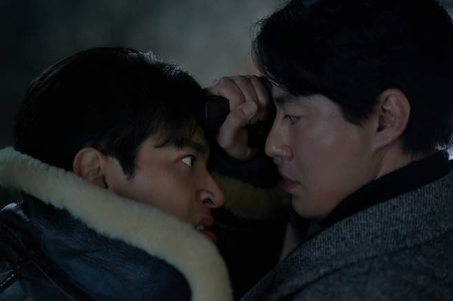 Park Jung-min (left) and Zo In-sung star in "Humint." (New)