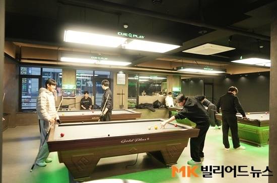 큐플레이는 ‘힙하고 깔끔하게’라는 젊은층 컨셉에 맞게 블랙과 그린으로 인테리어를 꾸몄다. 손님의 80%가 10~30대일 정도로 젊은 손님들이 좋아한다.