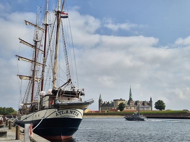 바다에 떠 있는 듯한 크론보르성. ©김슬기