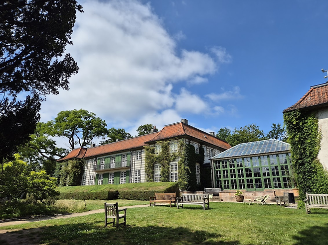 일종의 구관 역할을 하는 신고전주의풍 저택은 온실을 통해 로비와 카페로 이어져 있다. ©김슬기