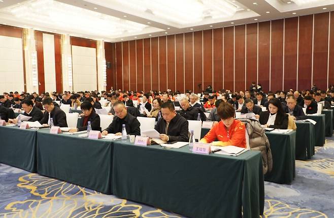 ▲ Wang Zhiyi received the Achievement Award at the Hubei Province Sports Performance Reporting Meeting held in Wuhan on the 6th in recognition of her performance in winning the badminton women's singles title at the 15th China National Sports Festival held in November last year.