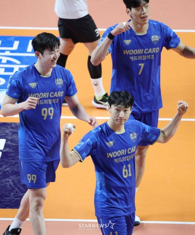 2025-2026 V-리그 남자부 우리카드 대 현대캐피탈 경기가 6일 서울 장충체육관에서 열렸다. 우리카드 정성규가 결정적인 공격에 성공한 후 동료들과 기뻐하고 있다. /사진=김진경 대기자