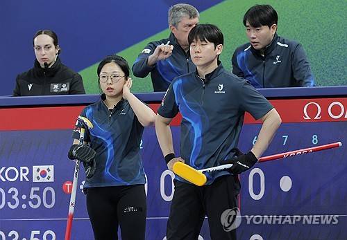 사상 첫 자력 진출의 쾌거를 이룬 한국 컬링 믹스더블이 올림픽 무대에서 혹독한 신고식을 치르고 있다. 2026 밀라노·코르티나담페초 동계올림픽 컬링 믹스더블 라운드로빈 4차전서 김선영(강릉시청)-정영석(강원도청) 조가 영국의 제니퍼 도즈-브루스 마워트 조에 2-8로 완패했다. 이로써 한국은 스웨덴(3-10 패), 이탈리아(4-8 패), 스위스(5-8 패)에 이어 영국전까지 패배하며 4전 전패를 기록, 체코와 함께 최하위에 머물렀다. 연합뉴스