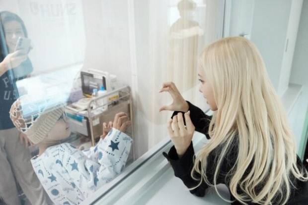 월드투어와 시상식으로 바쁜 와중에도 2025년 12월 25일 크리스마스에 서울대어린이병원을 찾아 환아들을 격려하는 블랙핑크 로제. <배국남 제공>