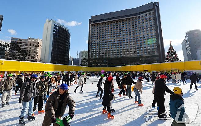 크리스마스인 25일 서울광장 스케이트장을 찾은 시민들과 관광객들이 즐거운 시간을 보내고 있다. 2025.12.25 ⓒ 뉴스1 안은나 기자