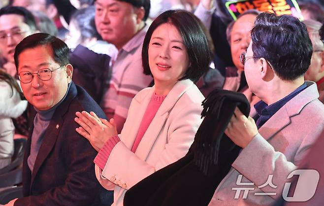 배현진 국민의힘 의원이 8일 서울 송파구 잠실실내체육관에서 열린 한동훈 토크콘서트에 참석해 손뼉치고 있다. 2026.2.8 ⓒ 뉴스1 김도우 기자