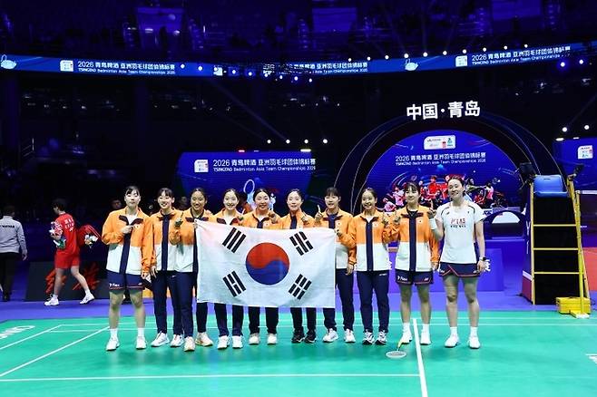 여자배드민턴 대표팀이 8일 중국 칭다오 콘손체육관에서 열린 2026 아시아남녀단체배드민턴선수권대회 여자부 결승전 승리 후 세리머니를 하고 있다. 사진 | 아시아배드민턴연맹, 대한배드민턴협회