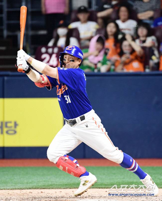 26일 고척돔에서 열린 KBO리그 키움과 한화의 경기. 타격하고 있는 한화 손아섭. 고척=송정헌 기자songs@sportschosun.com/2025.08.26/