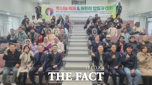 대전노사상생발전협의회와 한국노총 전국외국인산업노동조합 충청권본부가 주관한 대전 지역 이주노동자와 유학생, 지역주민이 함께하는 '떡 나눔 축제&어린이 말하기 대회'가 8일 대전시 서구 둔산동 소재 한국노총 전국외국인산업노동조합 충청권본부에서 열렸다. /한국노총 전국외국인산업노동조합 충청권본부