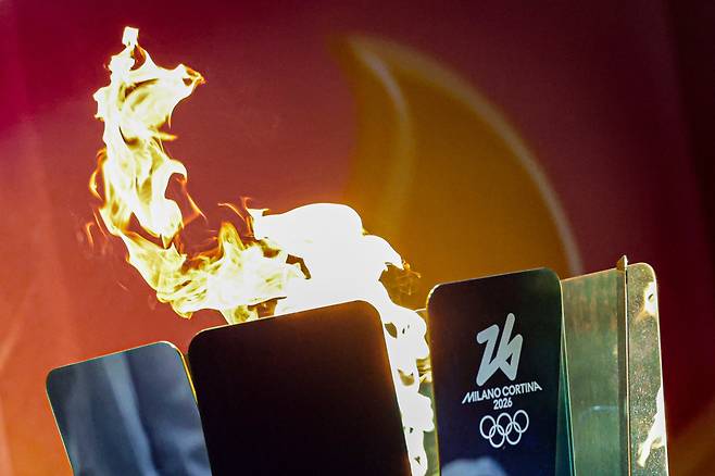 2월 5일 저녁 이탈리아 밀라노 두오모 대성당 앞 광장에서 2026 밀라노 코르티나 동계 올림픽 성화가 니콜레타 마니 이탈리아 발레 무용수를 끝으로 봉송이 끝난 가운데 임시 성화대에 점화되어 있다. 밀라노=장련성 기자
