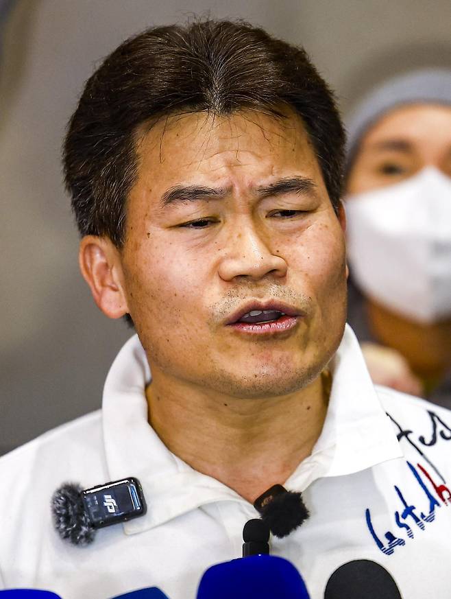 미국에 체류 중인 것으로 알려진 전직 한국사 강사 전한길씨가 3일 인천국제공항을 통해 귀국해 입장을 밝히고 있다. 2026.02.03. 뉴시스