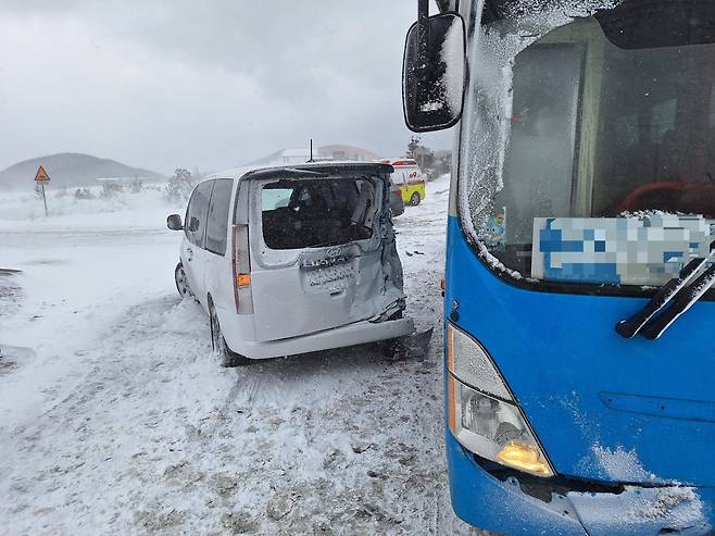 8일 오후 1시5분쯤 제주시 애월읍 평화로에서 노선버스와 승합차가 충돌하는 사고가 발생했다. 제주특별자치도 소방안전본부 제공