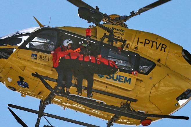 무릎 십자인대 파열도 막지 못한 본의 마지막 올림픽 메달 도전은 불의의 사고로 결국 무산되고 말았다. 위 사진은 사고 직후 본이 들것에 실린 채 닥터 헬기로 들어 올려지는 모습.(코르티나담페초=AP뉴시스)