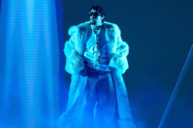 지난해 미국 캘리포니아주 로스앤젤레스 돌비 극장에서 열린 한 시상식에서 배드 버니가 공연하고 있다. 사진=AP뉴시스