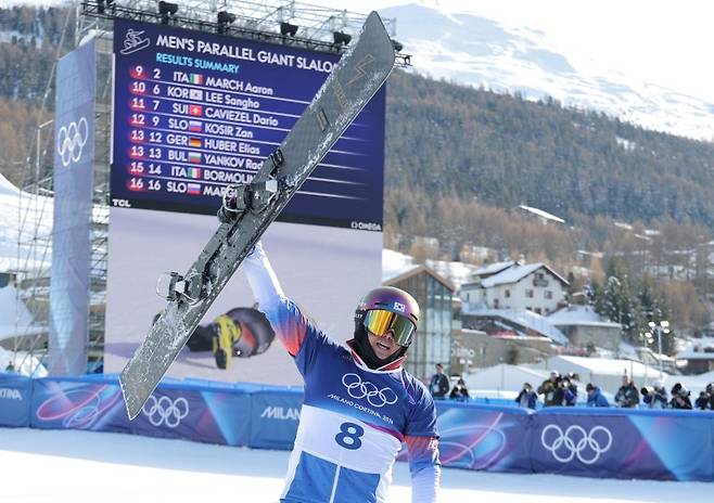 8일(현지시간) 이탈리아 리비뇨 스노파크에서 열린 2026 밀라노-코르티나담페초 동계올림픽 스노보드 남자 평행 대회전 결승에 출전한 김상겸이 은메달을 확정 지은 뒤 기뻐하고 있다.연합뉴스