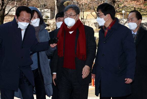 가사도우미를 성폭행하고 비서를 성추행한 혐의로 기소된 김준기 전 디비(DB)그룹(옛 동부그룹) 회장이 2021년 2월18일 서울 서초구 중앙지법에서 열린 항소심 선고 공판에 출석하고 있는 모습. 연합뉴스