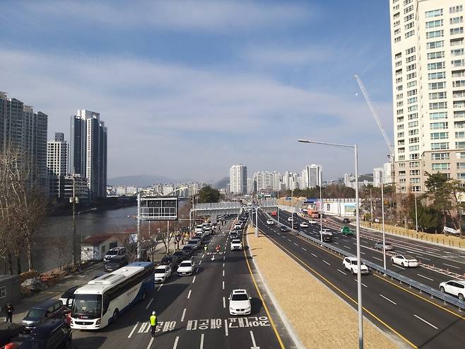 부산 만덕센텀고속화도로 센텀 방향 들머리. 만덕에서 출발한 차량이 왼쪽 1~2차로를 따라가면 11분 만에 센텀이 나온다. 김광수 선임기자