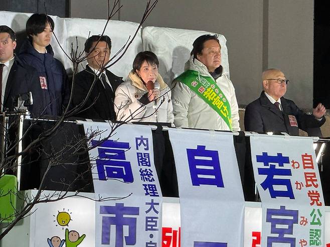 8일 치러지는 중의원(하원) 선거를 하루 앞둔 지난 7일 오후 7시 20분경 일본 세타가야구 후타코타마가와 공원에서 다카이치 사나에 일본 총리가 선거 운동 마감 한시간 전 마지막 지원 연설에 나서고 있다. 김현예 특파원