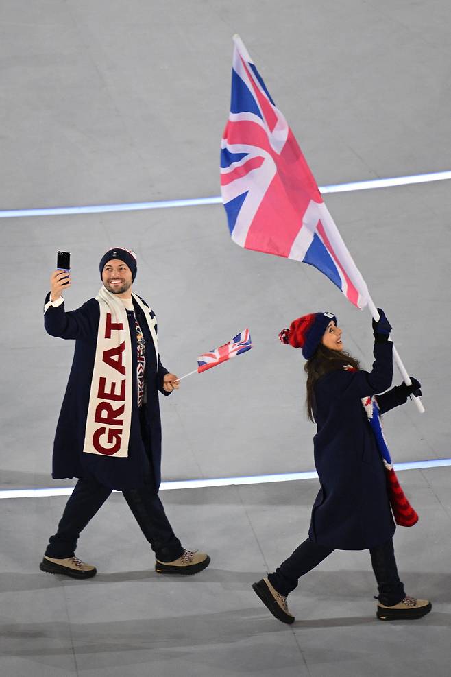 갤럭시Z 플립7 올림픽 에디션 손에 든 선수들 / 사진=뉴스1