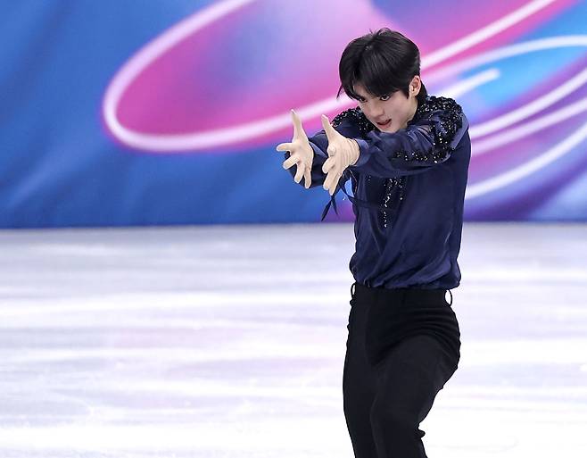 7일(현지시간) 이탈리아 밀라노 아이스스케이팅 아레나에서 열린 팀 이벤트 남자 싱글 쇼트프로그램에서 차준환이 연기를 하고 있다. 2026.2.8 ondol@yna.co.kr 연합뉴스