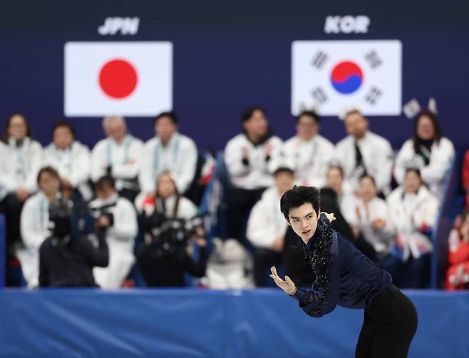 7일(현지시간) 이탈리아 밀라노 아이스스케이팅 아레나에서 열린 2026 밀라노-코르티나담페초 동계올림픽 피겨스케이팅 팀 이벤트 남자 싱글 쇼트 프로그램 출전한 차준환이 연기를 펼치고 있다. 2026.2.8 hama@yna.co.kr 연합뉴스