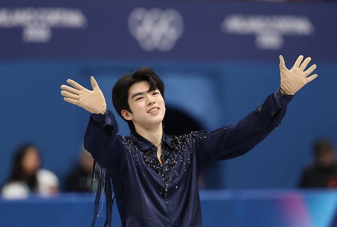 7일(현지시간) 이탈리아 밀라노 아이스스케이팅 아레나에서 열린 2026 밀라노-코르티나담페초 동계올림픽 피겨스케이팅 팀 이벤트 남자 싱글 쇼트 프로그램 출전한 차준환이 경기를 마친 뒤 팬들에게 인사하고 있다. 2026.2.8 hama@yna.co.kr 연합뉴스