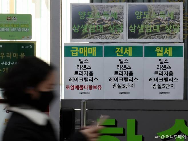 이재명 대통령의 연이은 고강도 부동산 메시지에 서울 강남3구 등에서 급매물이 늘어난 5일 오후 서울 송파구의 한 공인중개사 사무실에 양도소득세 상담 안내문이 붙어 있다. / 사진=뉴시스 /사진=배훈식