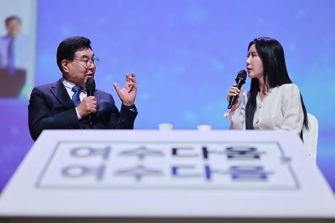 김영규 전 의장(왼쪽)이 출판기념회에서 대화하고 있다. 김영규 전 의장 제공