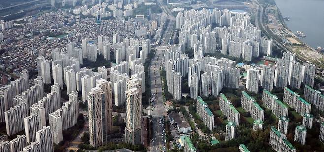 대출 규제로 일반 매매가 어려워지자 현금 여력이 있는 실수요자들이 경매시장으로 몰리면서 1월 서울 아파트 낙찰가율은 3년 6개월 만에 최고치인 107.8%를 기록했다. 뉴스1