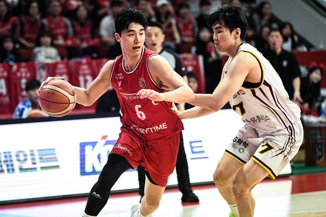 박지훈(왼쪽)이 최형찬을 상대로 돌파하고 있다. /사진=KBL