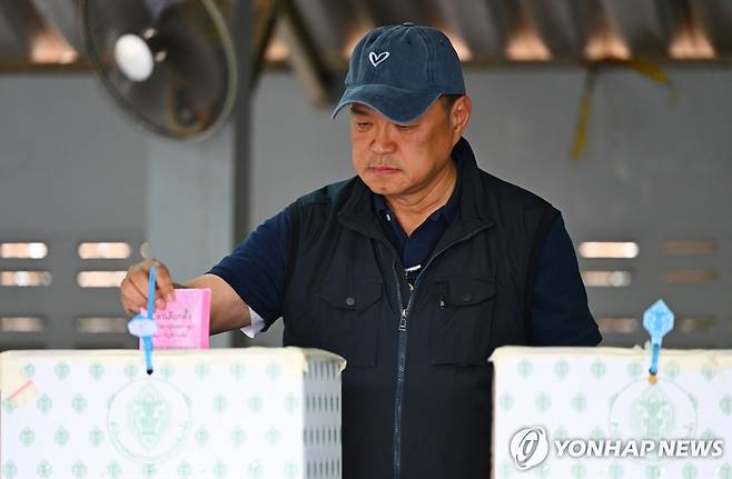 투표하는 아누틴 태국 총리 (방콕 EPA=연합뉴스) 8일(현지시간) 태국 동부 부리람주의 한 투표소에서 아누틴 찬위라꾼 태국 총리가 투표하고 있다.
