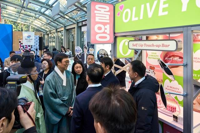 CJ가 밀라노 코리아하우스 홍보관에 K푸드-콘텐츠-뷰티를 함께 즐길 수 있는 체험 공간을 마련했다.(CJ그룹 제공)