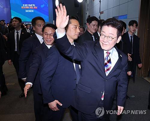경남 간담회 마친 이재명 대통령(창원=연합뉴스) 한상균 기자 = 이재명 대통령이 6일 창원 성산구 창원컨벤션센터에서 '경남의 마음을 듣다' 타운홀미팅 간담회 후 참석자들을 향해 인사하며 이석하고 있다. 2026.2.6 xyz@yna.co.kr