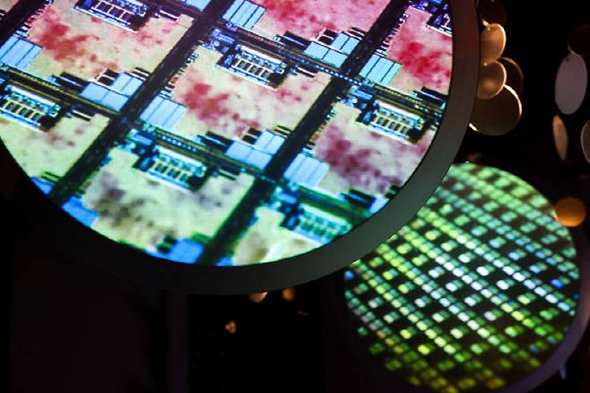 대만 신주 TSMC 혁신박물관에 전시된 전자 웨이퍼 이미지. (사진=AFP)