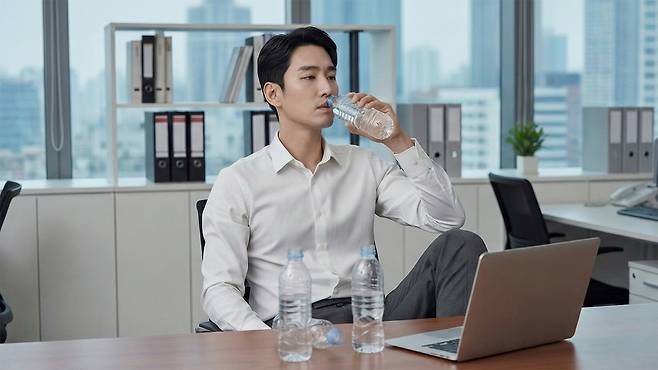 쉽게 피곤해지거나 소변량 증가 및 갈증 심화로 물을 자주 마시게 되면 검사를 받아 봐야 한다|출처: Gemini 생성