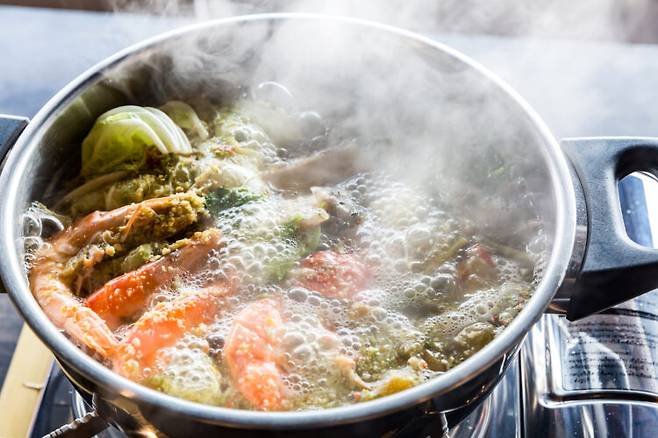 국과 찌개의 거품은 무조건 걷어내는 대상이 아니라 정체를 보고 선택해야 할 조리 신호에 가깝다. 사진=클립아트코리아