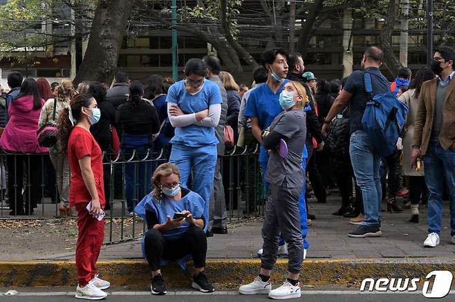 멕시코의 멕시코시티에서 규모 5.8의 지진이 일어나 사람들이 거리로 대피해 있다. 2023.12.07 ⓒ AFP=뉴스1